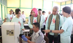 Pj Gubernur Kalbar, Harisson memantau pemeriksaan hematologi deteksi dini thalassemia, di SMA Negeri 1 Sungai Raya, Kabupaten Kubu Raya, Rabu (27/09/2023). (Foto: Biro Adpim)
