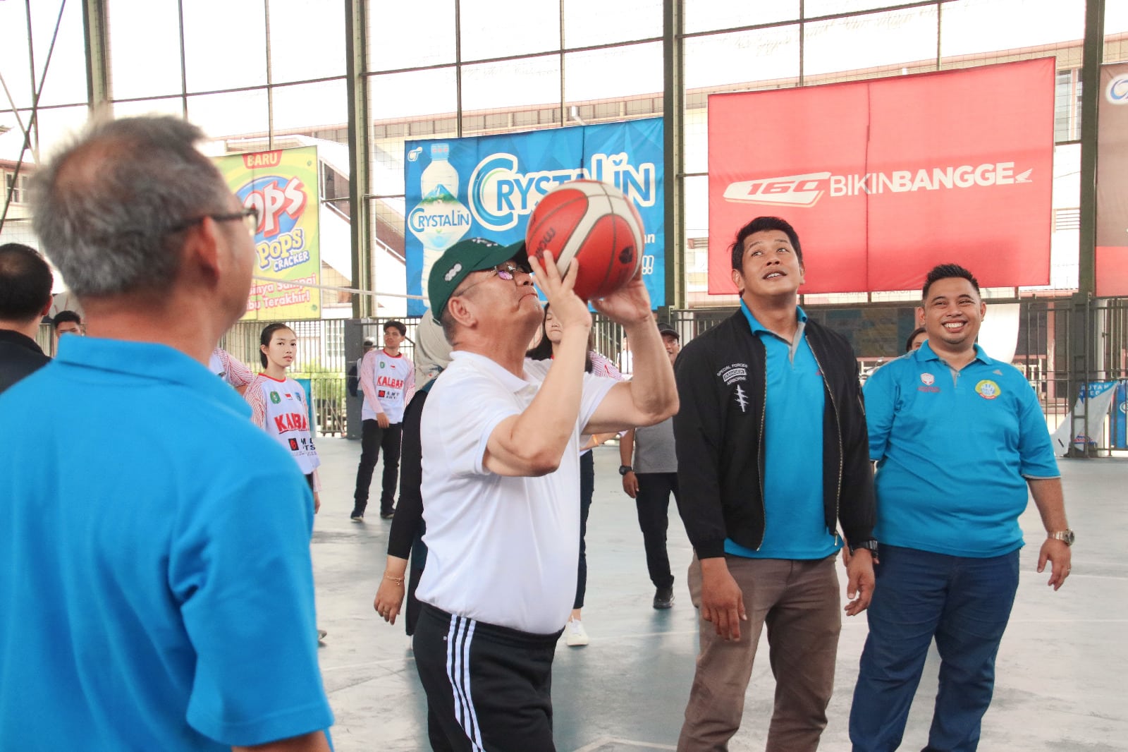 Pj Gubernur Kalimantan Barat, Harisson secara resmi melepas kontingen tim bola basket Kalimantan Barat menuju Pra Kualifikasi PON XXI. (Foto: Biro Adpim)