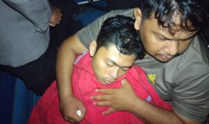 Muhammad Qoyirul Ivan (24 tahun) saat dievakuasi tim SAR gabungan pasca berhasil ditemukan selamat. (Foto: Polres Kubu Raya)