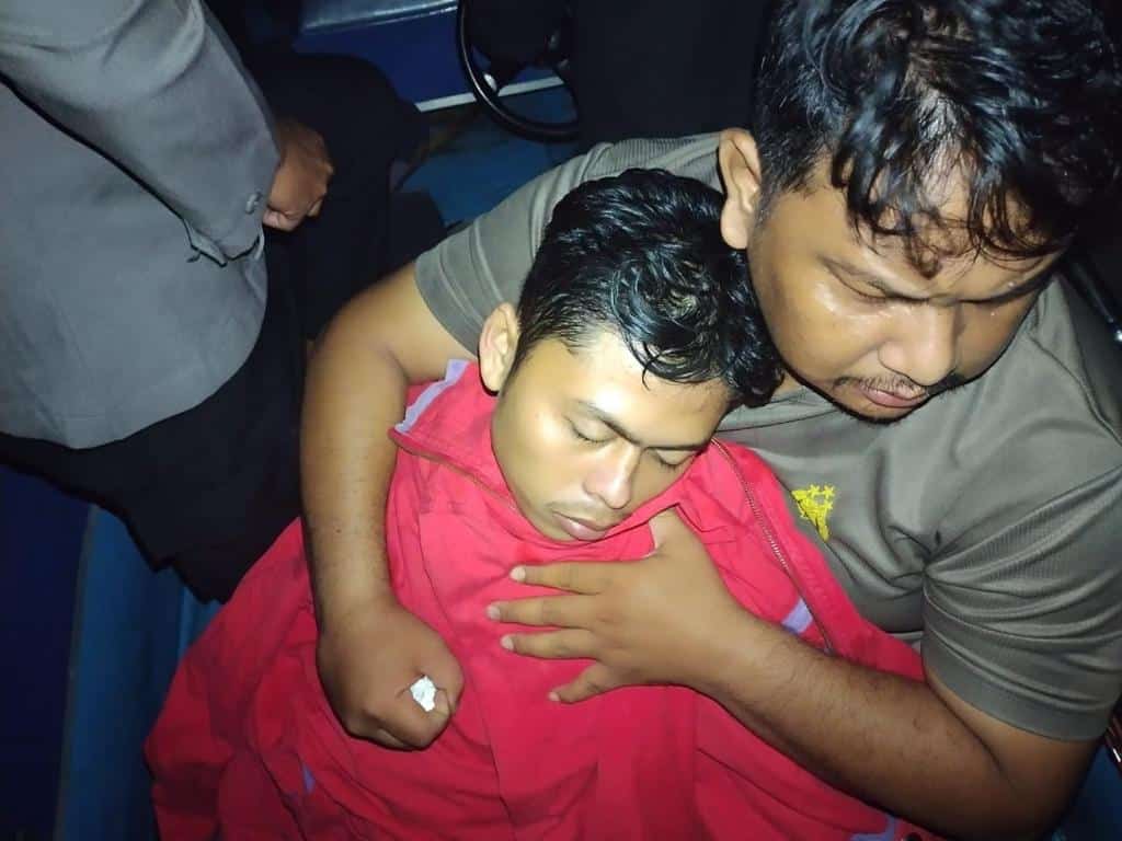 Muhammad Qoyirul Ivan (24 tahun) saat dievakuasi tim SAR gabungan pasca berhasil ditemukan selamat. (Foto: Polres Kubu Raya)