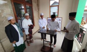 Wali Kota Pontianak, Edi Rusdi Kamtono menandatangani prasasti peresmian Masjid Baabul Khair. (Foto: Kominfo/Prokopim Pontianak)