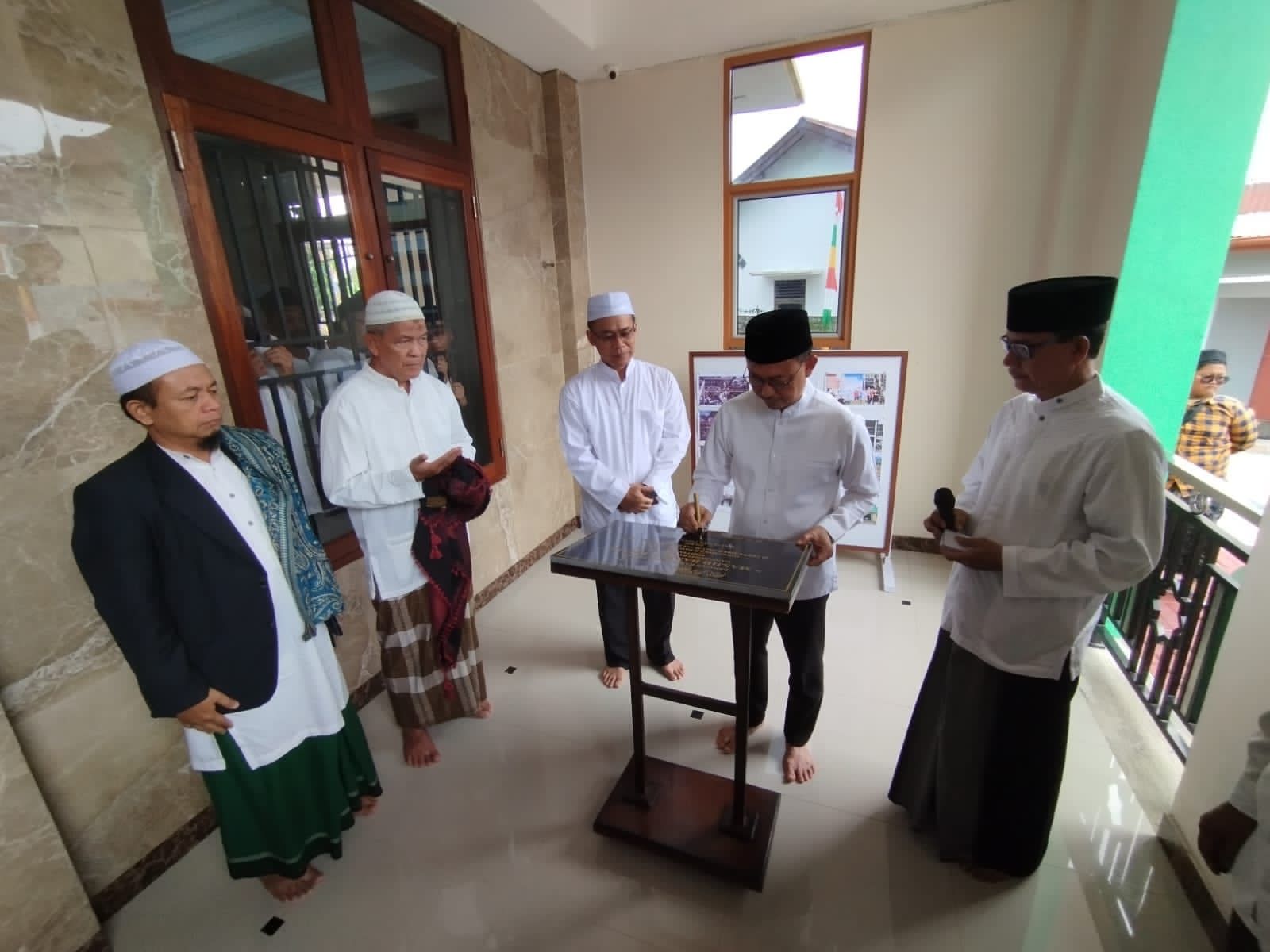 Wali Kota Pontianak, Edi Rusdi Kamtono menandatangani prasasti peresmian Masjid Baabul Khair. (Foto: Kominfo/Prokopim Pontianak)