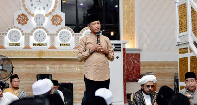 Wabup Farhan memberikan sambutan di acara Maulid Nabi Muhammad SAW 1445 H di Masjid Agung Al Ikhlas. (Foto: Adi LC)