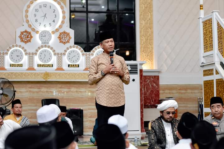 Wabup Farhan memberikan sambutan di acara Maulid Nabi Muhammad SAW 1445 H di Masjid Agung Al Ikhlas. (Foto: Adi LC)