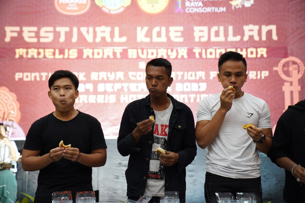 Para peserta saat mengikuti lomba makan kue bulan di Festival Kue Bulan. (Foto: Prokopim Pontianak)