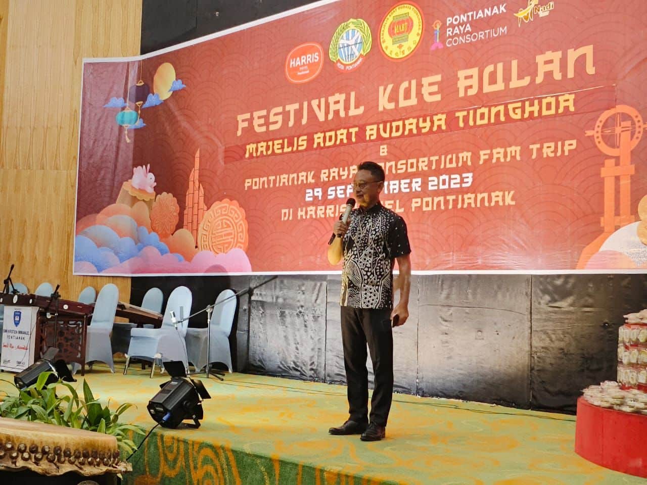 Wali Kota Pontianak, Edi Rusdi Kamtono memberikan sambutan pada Festival Kue Bulan. (Foto: Prokopim Pontianak)