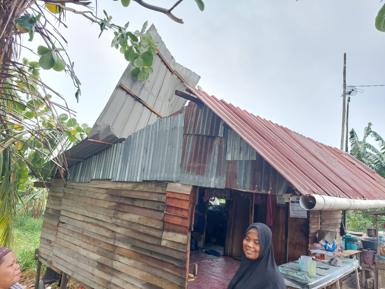 Kondisi salah satu rumah warga yang rusak akibat diterjang angin puting beliung. (Foto: Polres Kubu Raya)
