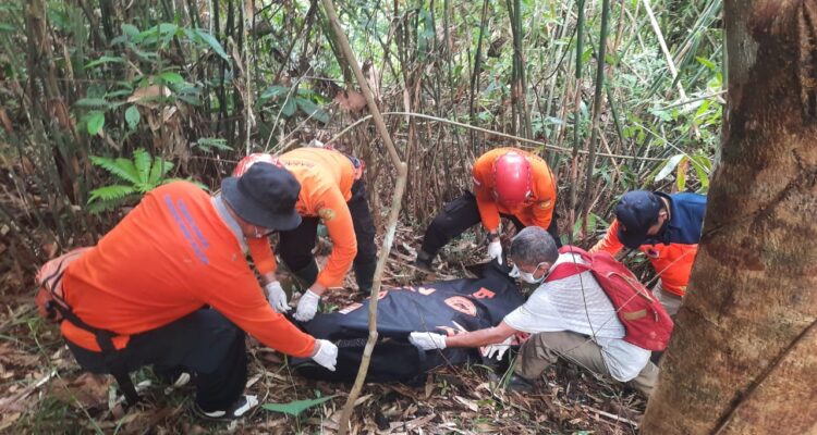 Jenazah Sridandi (51 tahun), warga Kecamatan Kuala Behe, Kabupaten Landak saar dievakuasi Tim SAR gabungan. (Foto: Tim SAR)