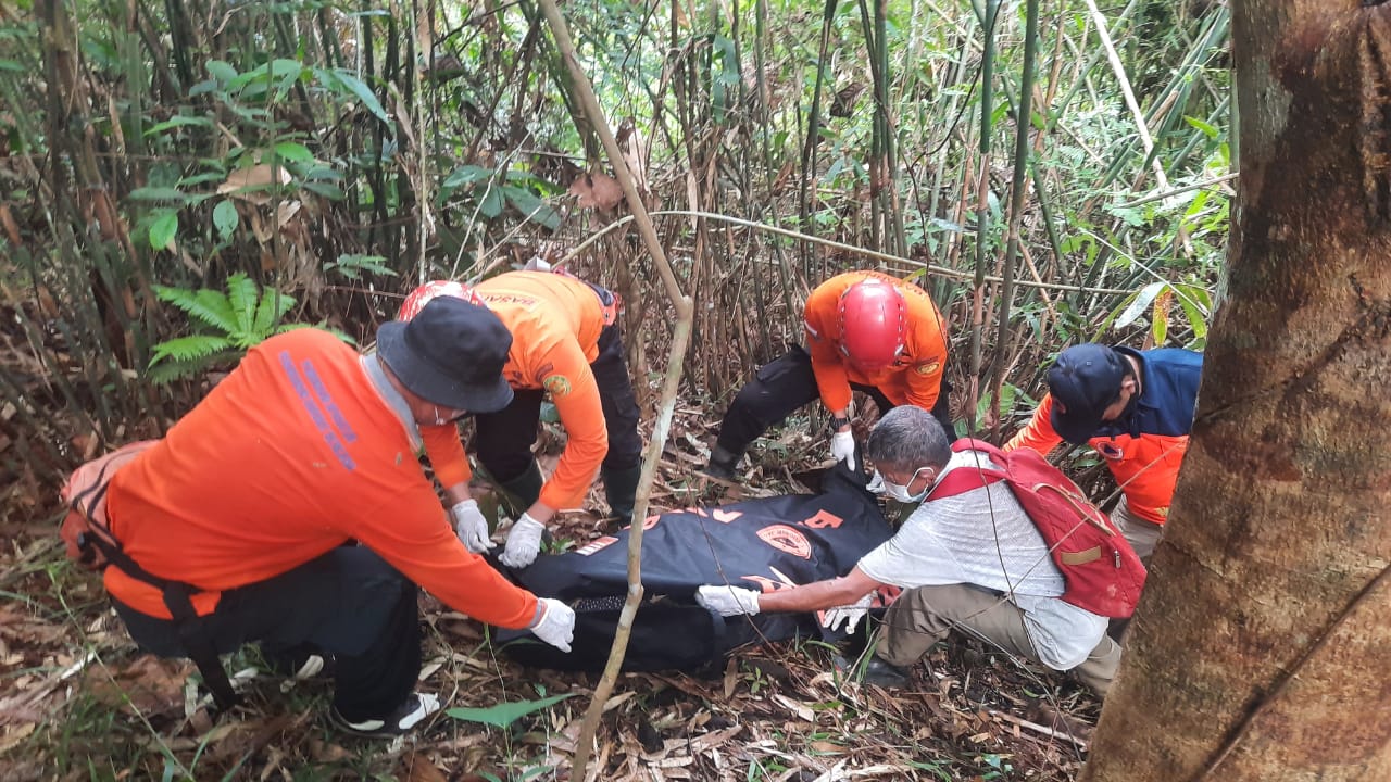 Jenazah Sridandi (51 tahun), warga Kecamatan Kuala Behe, Kabupaten Landak saar dievakuasi Tim SAR gabungan. (Foto: Tim SAR)