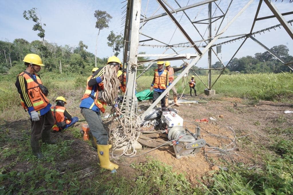 Tim PDKB UP3B Sistem Kalber melakukan penggantian konduktor sebanyak 5 span tower pada jalur transmisi Tayan – Sanggau pada tower 23- 28. (Foto: PT PLN)