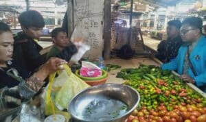 Lapak dagangan Abdul Aziz (42 tahun) di Pasar Flamboyan. (Foto: Firmansyah Purnama Aji)