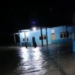 Kondisi rumah warga di Desa Pangkalan Buton, Kecamatan Sukadana tergenang air, pada Rabu (06/09/2023) malam. Genangan air ini bahkan sudah masuk ke dalam rumah beberapa warga. (Foto: Cuplikan video amatir warga/Istimewa)