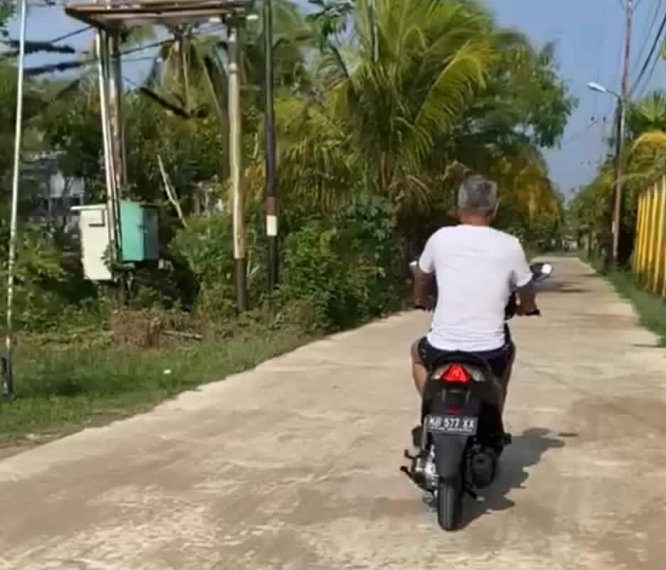 Bupati Ketapang, Martin Rantan berkendara sendirian dengan sepeda motor keliling komplek. (Foto: Adi LC)