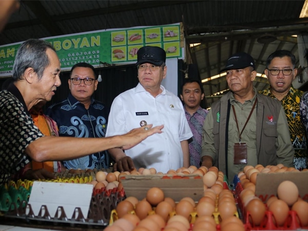 Kunjungi Pasar Flamboyan, Pj Gubernur Kalbar Pastikan Harga Komoditas Pangan Stabil