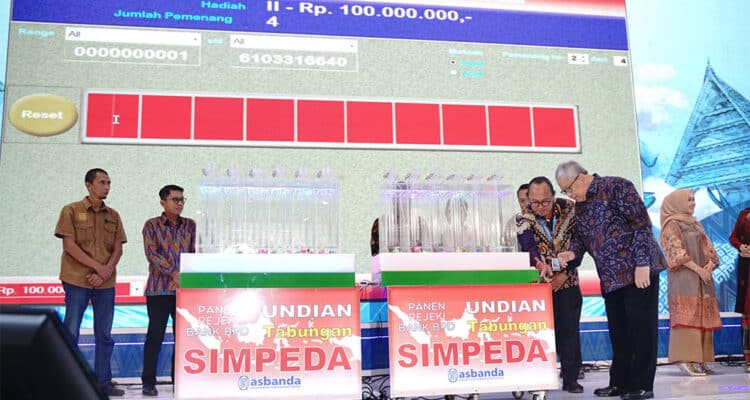 Nasabah bank bjb Bawa Pulang Hadiah Jutaan Rupiah pada Undian Nasional Simpeda di Makassar- Sulawesi Selatan