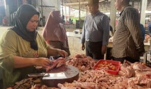 Pj Gubernur Kalbar Harisson tampak berbincang dengan salah seorang pengunjung Pasar Markasan Melawi / beras