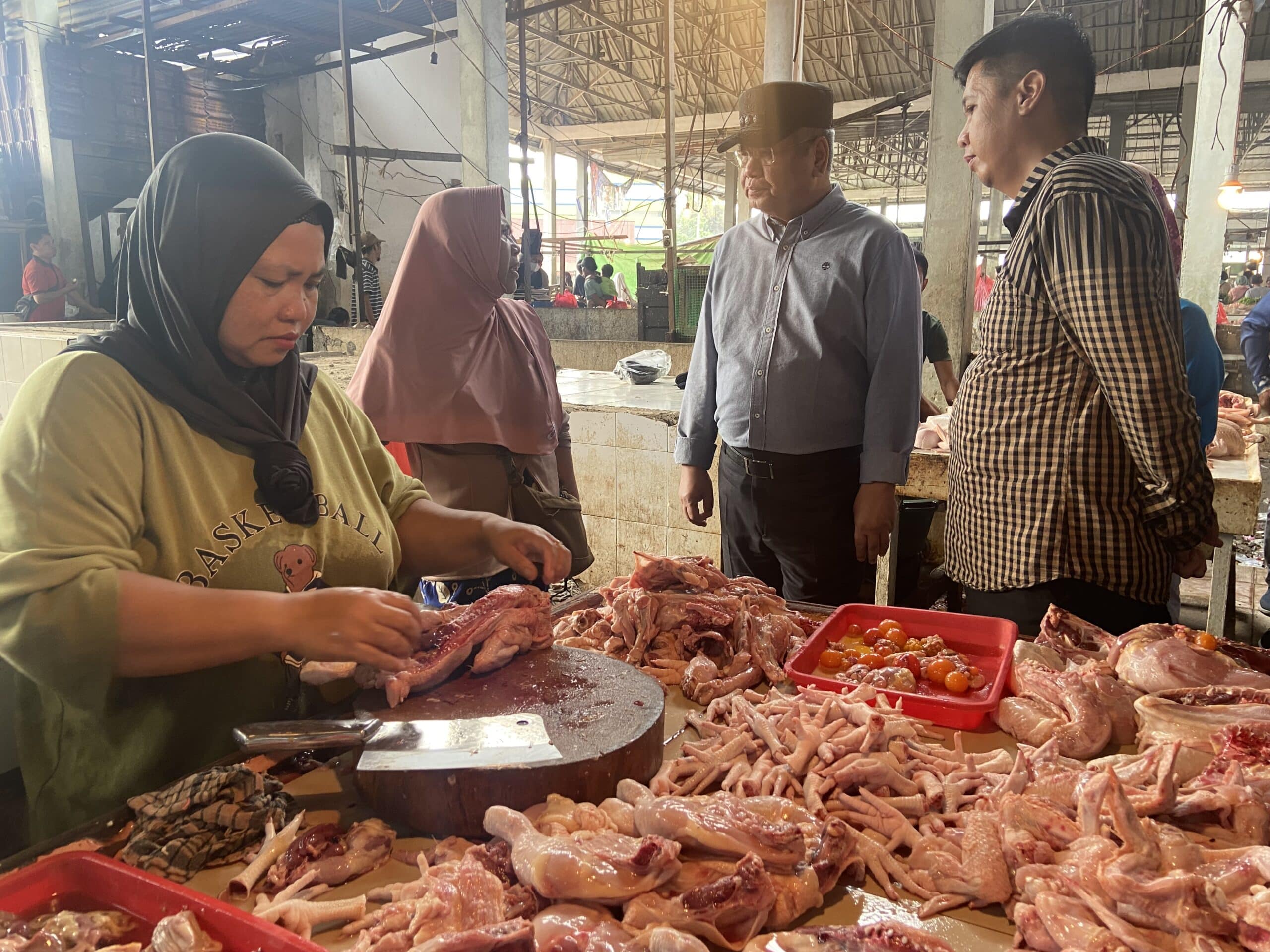 Pj Gubernur Kalbar Harisson tampak berbincang dengan salah seorang pengunjung Pasar Markasan Melawi / beras