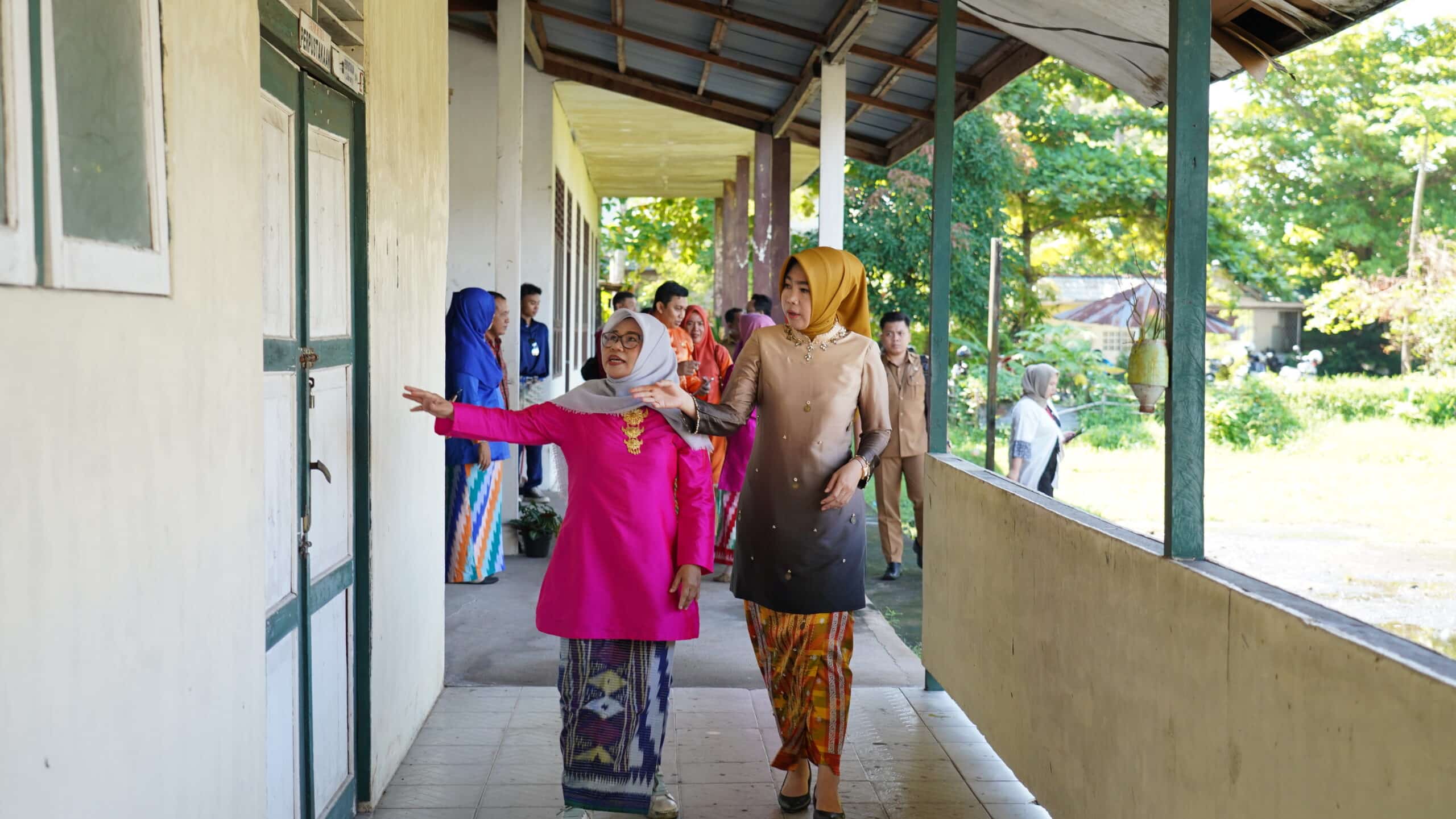 Kepala Disdikbud Provinsi Kalbar, Rita Hastarita turun langsung melihat kondisi SMAS Rahadi Osman Pontianak, Senin (23/10/2023). (Foto: Jauhari)