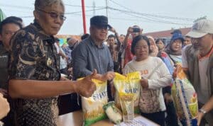 Tekan Inflasi, Pj Gubernur Kalbar Tinjau Operasi Pasar di Sintang 6