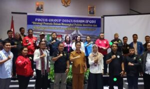 Foto bersama dalam FGD “Strategi Pemuda Dalam Menangkal Politik Identitas dan Membangun Demokrasi yang Inklusif dan Partisipatif” yang diselenggarakan Dewan Pemuda Lintas Etnis Kalimantan Barat (DPLE-KB). (Foto: Istimewa)