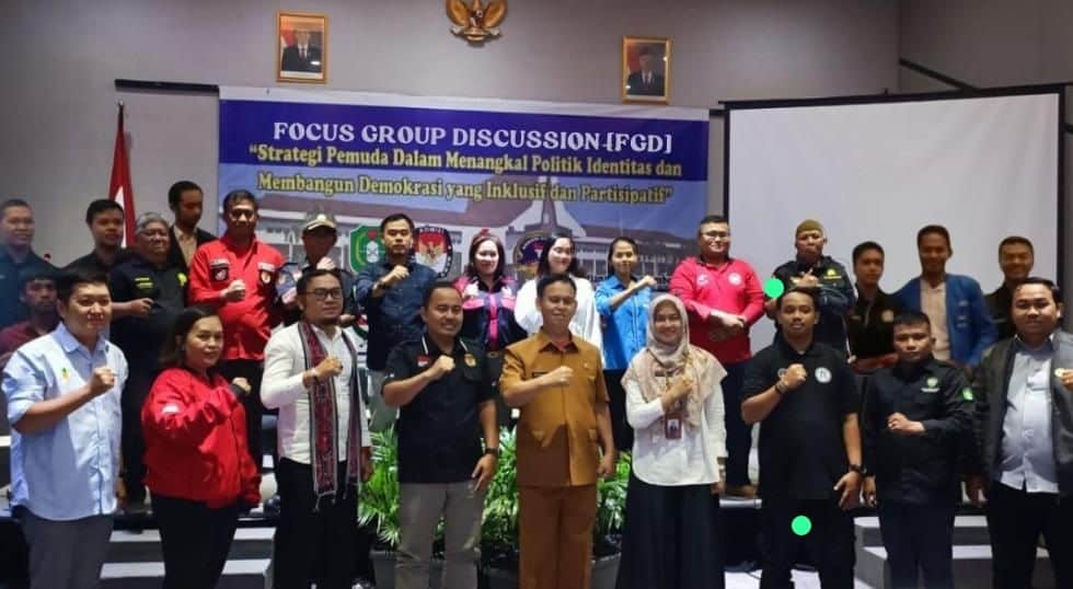 Foto bersama dalam FGD “Strategi Pemuda Dalam Menangkal Politik Identitas dan Membangun Demokrasi yang Inklusif dan Partisipatif” yang diselenggarakan Dewan Pemuda Lintas Etnis Kalimantan Barat (DPLE-KB). (Foto: Istimewa)