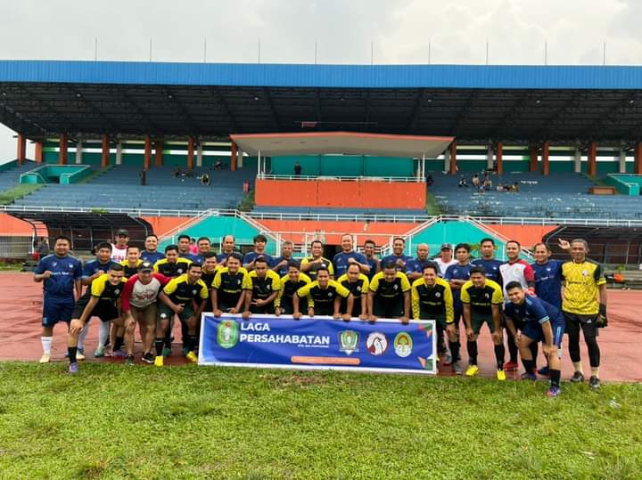 Foto bersama di Stadion Sultan Syarif Abdurrahman (SSA) Pontianak, Sabtu (30/09/2023). (Foto: Adi LC)