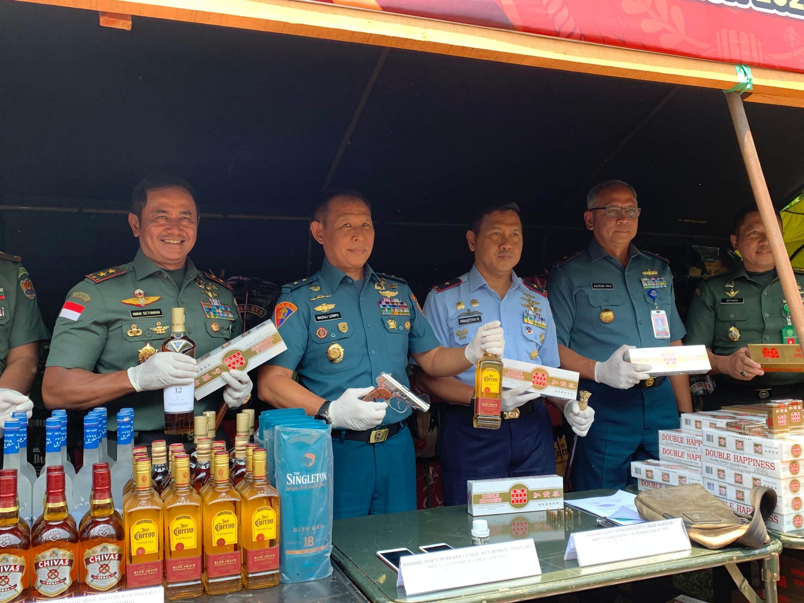 Orjen TNI didampingi Pangdam XII/Tanjungpura dan pejabat TNI lainnya, sedang memegang barang bukti perkara pidana militer. (Foto: Indri)