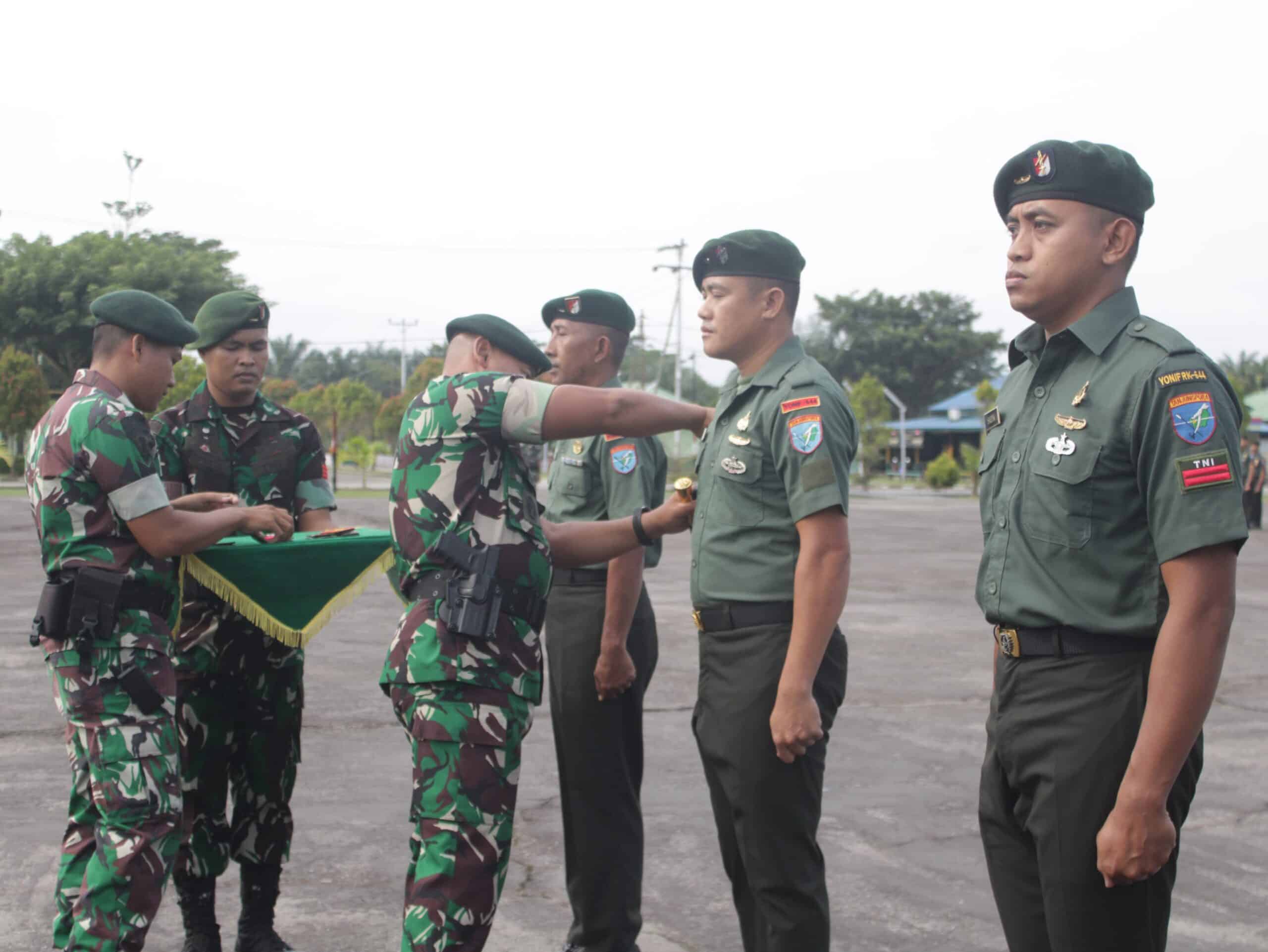Upacara korps raport kenaikan pangkat 145 prajurit periode 1 Oktober 2023, di lapangan Satria Yonif Raider Khusus 644/Wls, Putussibau Utara, Kabupaten Kapuas Hulu, Senin (01/10/2023). (Foto: Ishaq)