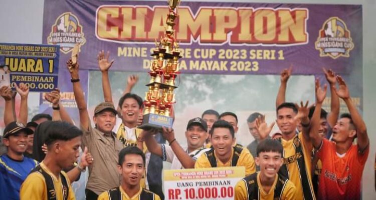 Wakil Bupati Ketapang, Farhan foto bersama pemenang Open Turnamen Sepak Bola Mine Sigare Cup Desa Mayak Seri I Tahun 2023. (Foto: Adi LC)