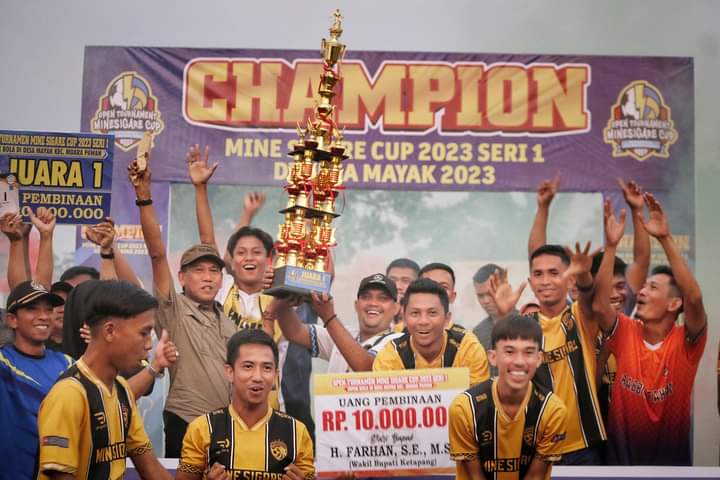 Wakil Bupati Ketapang, Farhan foto bersama pemenang Open Turnamen Sepak Bola Mine Sigare Cup Desa Mayak Seri I Tahun 2023. (Foto: Adi LC)