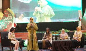 Ketua TP-PKK Kota Pontianak Yanieta Arbiastutie saat menjadi pembicara pada Sarasehan Istri Wali Kota APEKSI di Ternate. (Foto: Prokopim Pontianak)