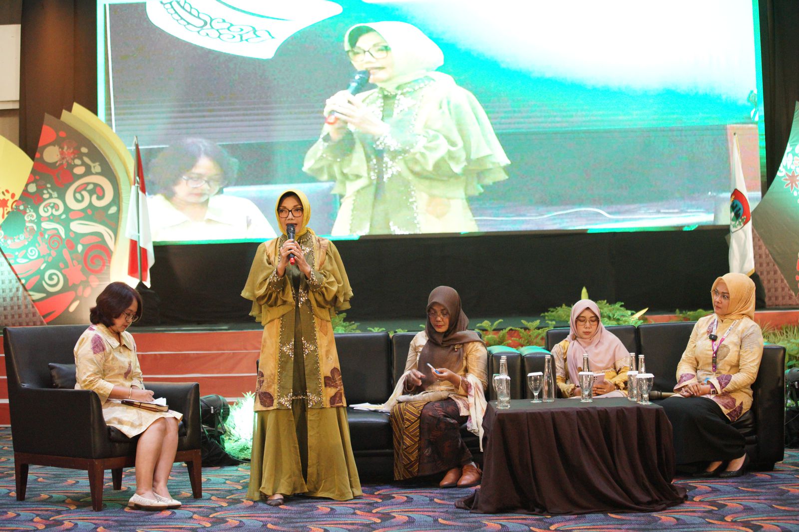 Ketua TP-PKK Kota Pontianak Yanieta Arbiastutie saat menjadi pembicara pada Sarasehan Istri Wali Kota APEKSI di Ternate. (Foto: Prokopim Pontianak)