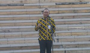 Sekretaris Daerah (Sekda) Kabupaten Ketapang, Alexander Wilyo memberikan arahan pada apel pagi di halaman Kantor Bupati Ketapang, Senin (02/10/2023). (Foto: Adi LC)