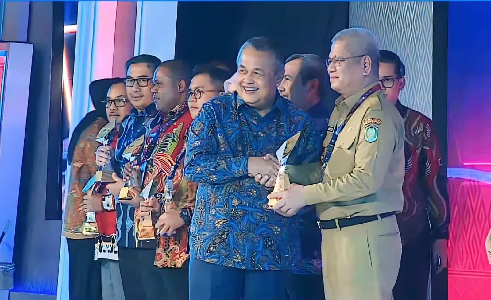 Penyerahan penghargaan oleh Gubernur Bank Indonesia, Perry Warjiyo kepada Pj Gubernur Kalbar, Harisson, di Hotel Sahid Jakarta, Selasa (03/10/2023). (Foto: Biro Adpim For KalbarOnline.com)