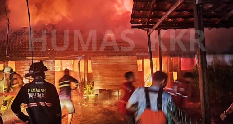 10 rumah dinas milik anggota TNI AD terbakar di Kubu Raya. (Foto: Polres Kubu Raya)