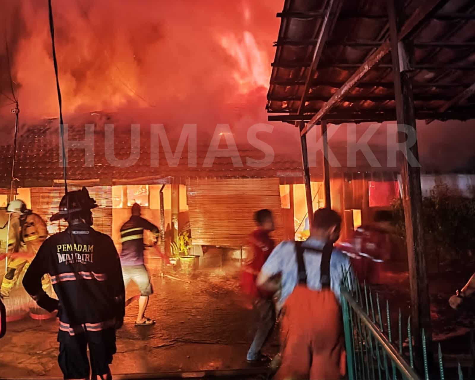 10 rumah dinas milik anggota TNI AD terbakar di Kubu Raya. (Foto: Polres Kubu Raya)