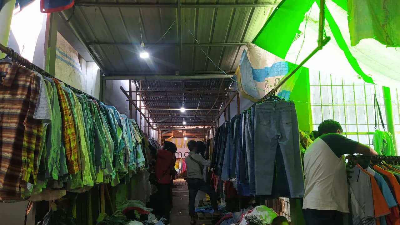 Aktivitas jual beli lelong di Pasar Tengah. (Foto: Dinda Rahmi Dwi Putri/Mahasiswa PPL IAIN Pontianak 2023)