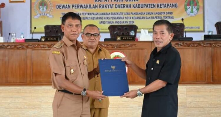 Foto bersama di sela-sela Sidang Paripurna DPRD Ketapang, di Gedung Pancasila Ketapang, Selasa (03/10/2023). (Foto: Adi LC)