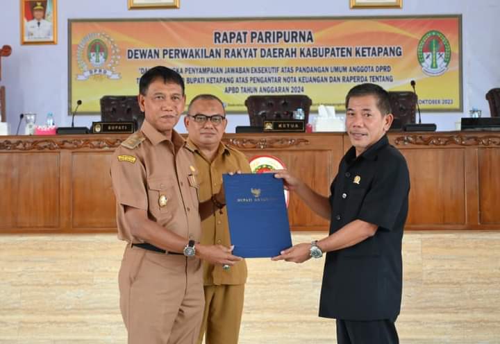 Foto bersama di sela-sela Sidang Paripurna DPRD Ketapang, di Gedung Pancasila Ketapang, Selasa (03/10/2023). (Foto: Adi LC)