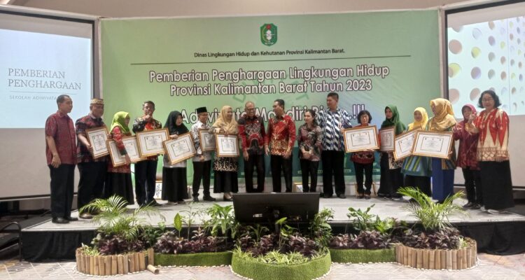 Foto bersama perwakilan 10 sekolah penerima Adiwiyata tingkat mandiri dan nasional. (Foto: Firmansyah Purnama Aji/Mahasiswa PPL IAIN Pontianak)