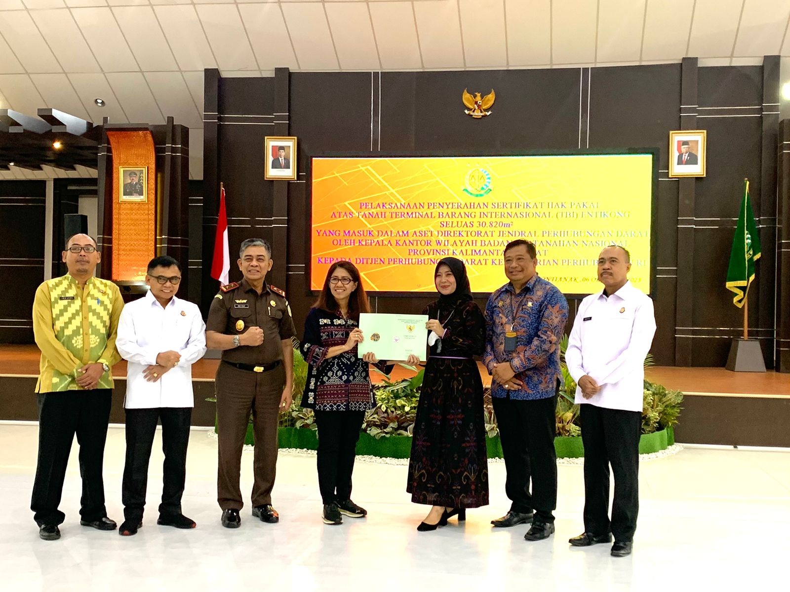 Kakanwil BPN Kalbar, menyerahkan sertifikat hak pakai atas tanah Terminal Barang Internasional (TBI) di Entikong kepada Plt Direktur Prasarana Transportasi Jalan Dirjen Perhubungan Darat, Jumat (06/10/2023). (Foto: Indri)