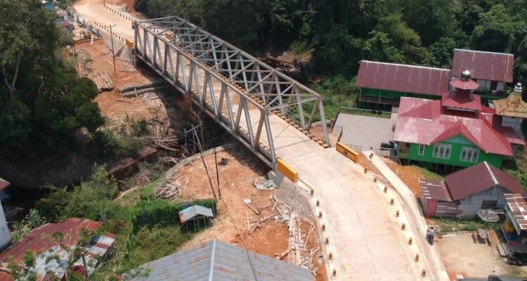 Potret Jembatan Marsedan yang terletak di Kecamatan Semitau, Kabupaten Kapuas Hulu telah berdiri kokoh. (Foto: Dinas PUPR Kalbar For KalbarOnline.com)