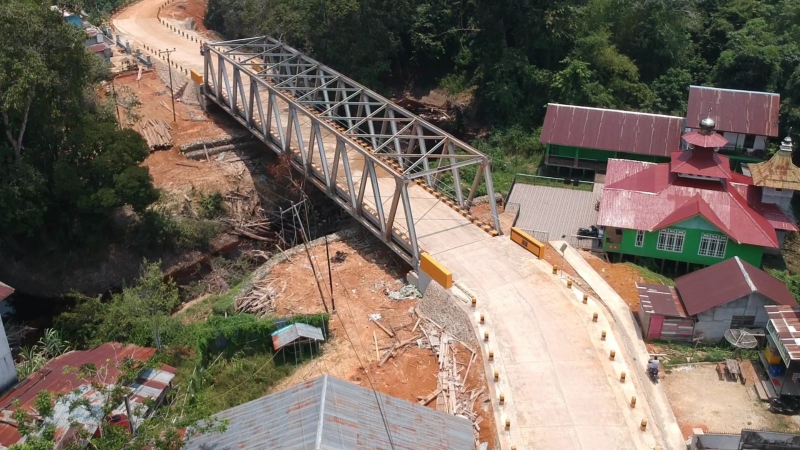 Potret Jembatan Marsedan yang terletak di Kecamatan Semitau, Kabupaten Kapuas Hulu telah berdiri kokoh. (Foto: Dinas PUPR Kalbar For KalbarOnline.com)