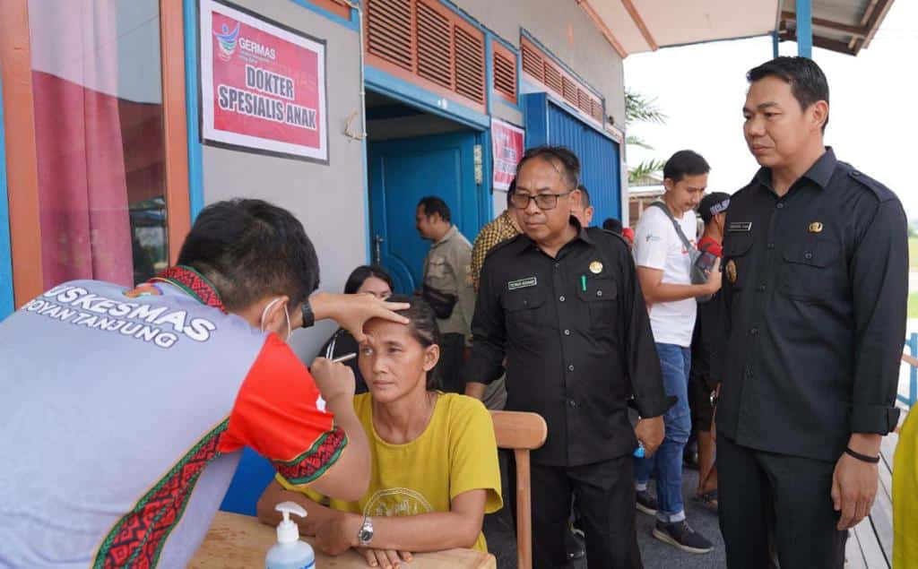 Bupati Kapuas Hulu, Fransiskus Diaan melakukan monitoring pelaksanaan tiga kegiatan kesehatan gratis, di Desa Teluk Geruguk. (Foto: Ishaq)