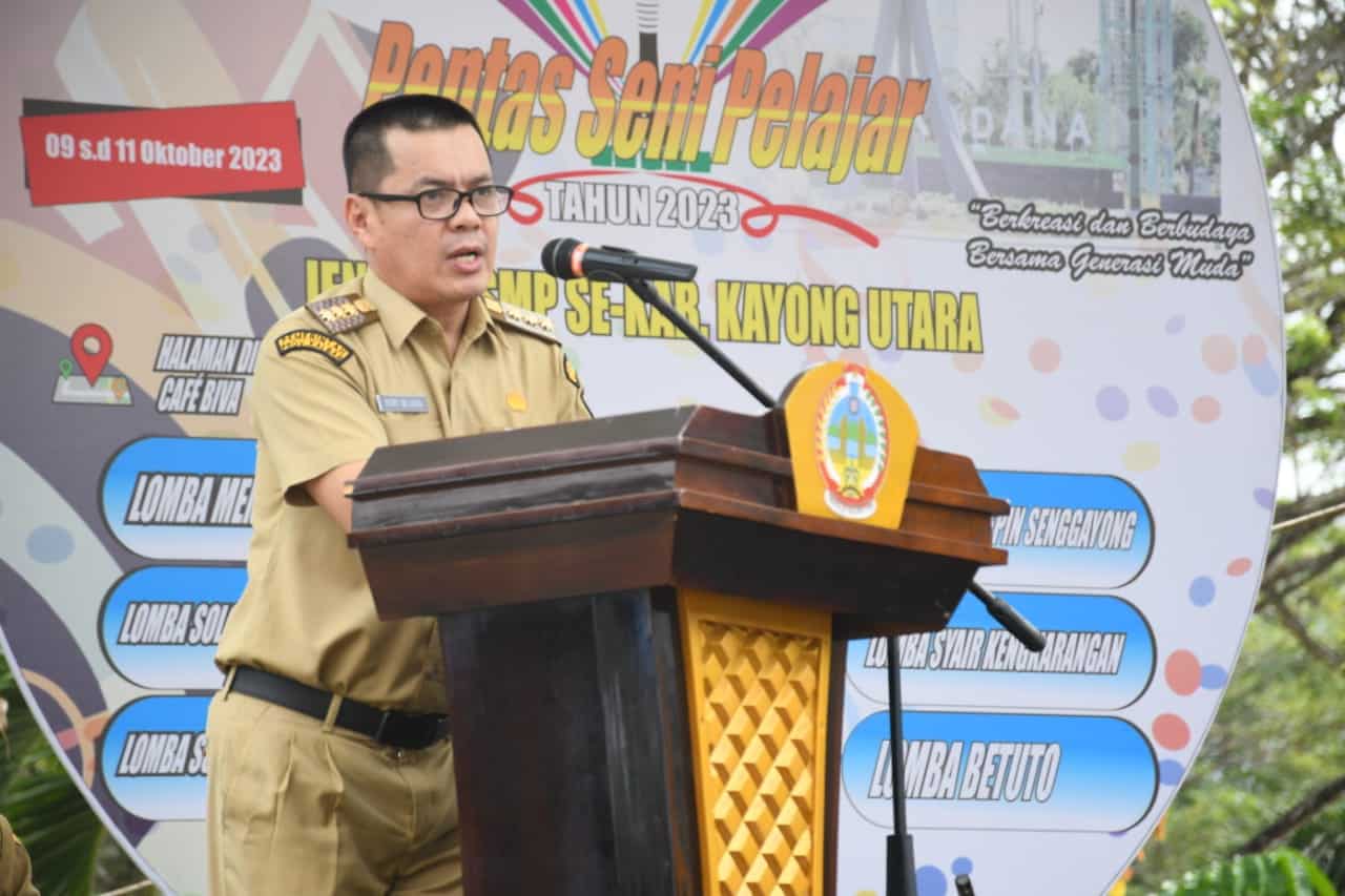 Penjabat (Pj) Bupati Kayong Utara, Romi Wijaya memberikan kata sambutan dalam acara pembukaan Pentas Seni Pelajar Tahun 2023 di Halaman Kantor Dinas Pendidikan Kabupaten Kayong Utara, Senin (09/10/2023). (Foto: Santo)