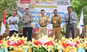 Penjabat (Pj) Bupati Kayong Utara, Romi Wijaya membuka secara resmi kegiatan Pentas Seni Pelajar Tahun 2023 di Halaman Kantor Dinas Pendidikan Kabupaten Kayong Utara, Senin (09/10/2023). (Foto: Santo)