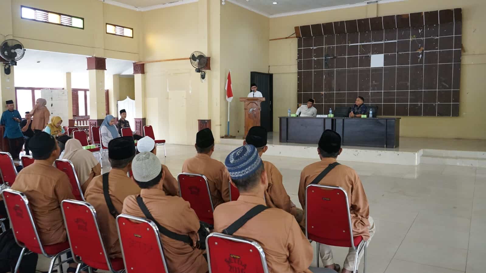 Pj Bupati KKU, Romi Wijaya saat memberikan sambutan kepada peserta jemaah umroh Kabupaten Kayong Utara, di Balai Nirmala, Sukadana, Minggu (08/10/2023). (Foto: Santo)