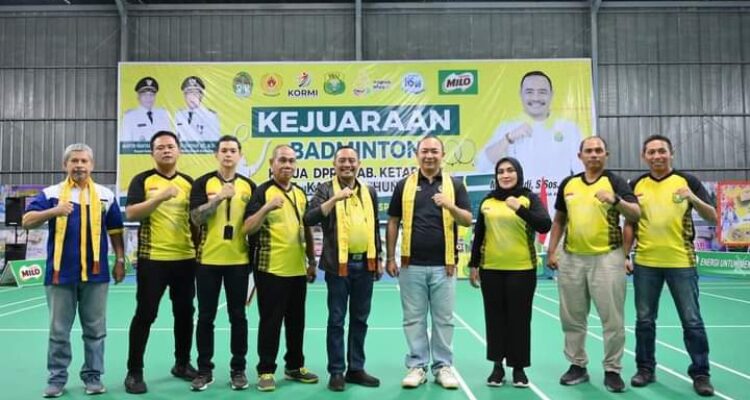 Sekda Ketapang, Alexander Wilyo foto bersama di sela-sela pembukan Kejuaraan Badminton Ketua DPRD Ketapang se-Kalbar. (Foto: Adi LC)