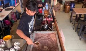 Cara penyajian kopi pasir di Kedai Kopi Nikmat Kota. (Foto: Indri)