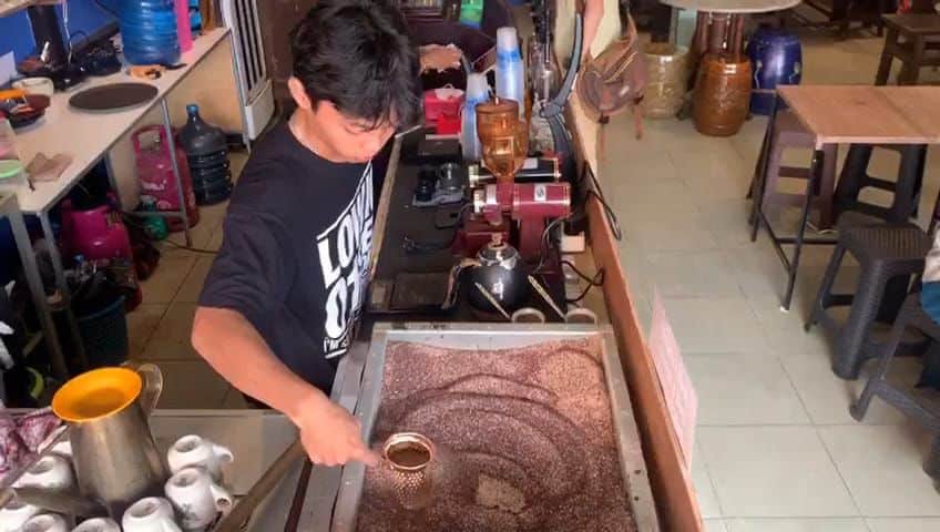 Cara penyajian kopi pasir di Kedai Kopi Nikmat Kota. (Foto: Indri)